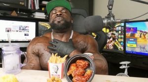 Черный качок ест бургеры и курицу 2