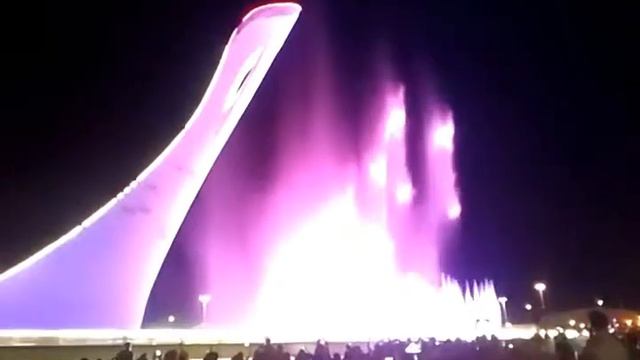 Шикарное шоу фонтанов в Сочи. Впечатляет и завораживает. смотреть онлайн