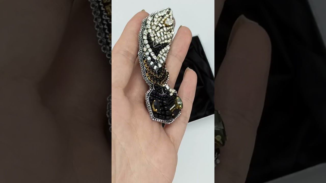 Брошь Перо и Чернильница вышитая бисер черная серебро смотреть онлайн