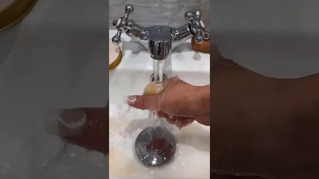 Beauty blender washing hack ? #beautyblender #beautyhacks #hacks #pov смотреть онлайн