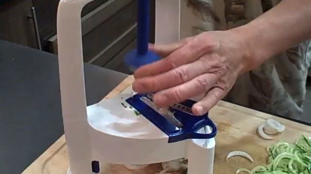 Spiralo Spiral Slicer Kitchen Tool Gadget Demonstration. Better than Spirooli. Raw Pasta! смотреть онлайн