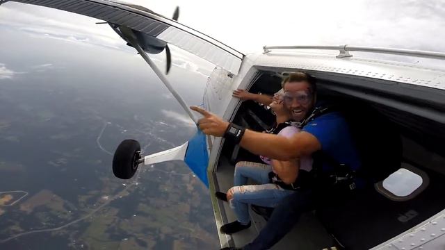 Tandem Skydiving! Erica from Lawrenceville, GA at Skydive Georgia! смотреть онлайн