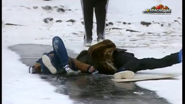 В Краснодаре школьник провалился под лед Карасуна смотреть онлайн