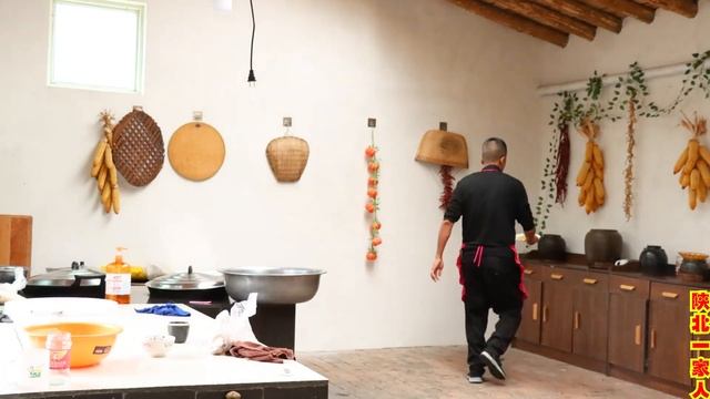 军宝给改艳炖鸡汤补身体，热气腾腾的喝上一碗，非常暖心【陕北一家人】