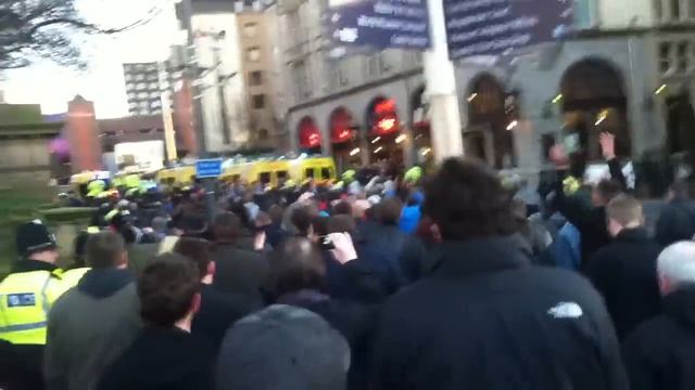 Man Utd fans, surrounded by police from Anfield to the City Cente смотреть онлайн