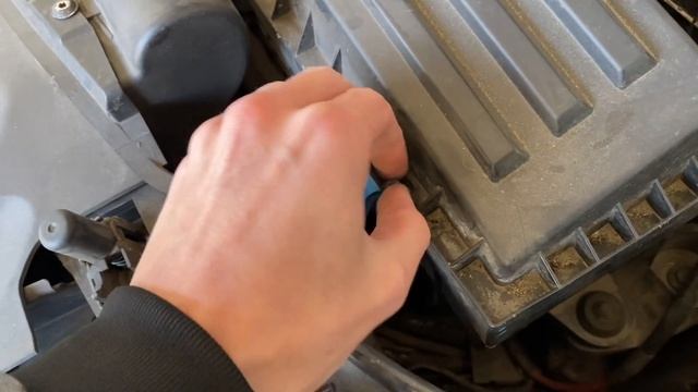 Audi Q3 (8U) 2.0TDI engine air filter replacement смотреть онлайн