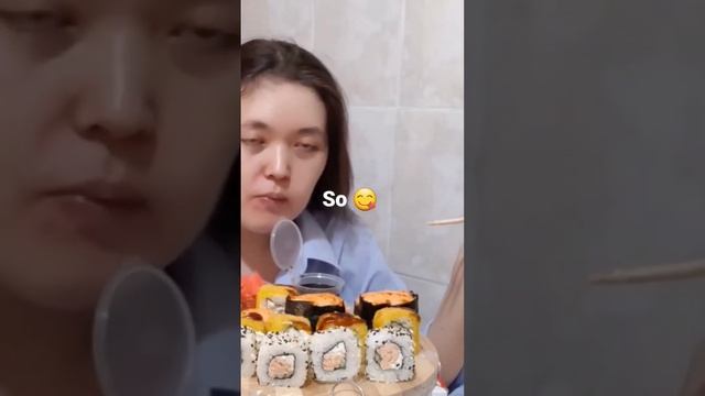 Очень вкусные роллы #asmr #mukbang #eating #роллы смотреть онлайн