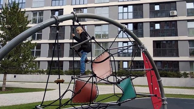 Ева и Ростик играют на игровой площадке смотреть онлайн