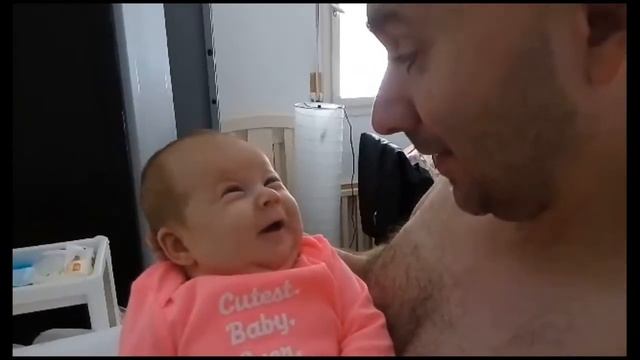 baby first contact smile - ребенок улыбается родителям смотреть онлайн