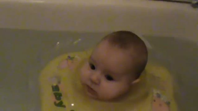 Дочка плавает в ванне, 5 месяцев смотреть онлайн