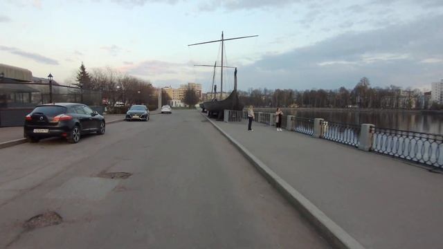 На электросамокате по вечернему городу смотреть онлайн