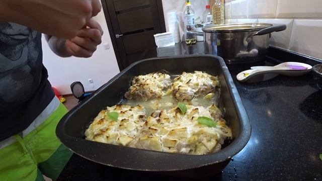 КУРИЦА ЗАПЕЧЕННАЯ В ДУХОВКЕ БЕЗУМНО ВКУСНЫЙ РЕЦЕПТ ПРОСЯТ ДОБАВКИ смотреть онлайн