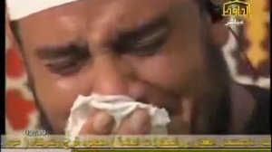 девочка читает Коран