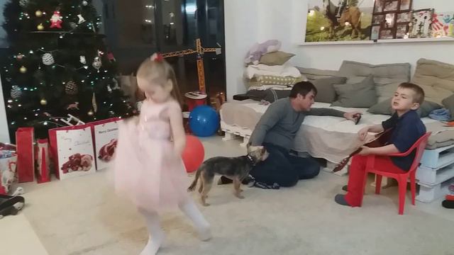 Танцы под гитару😎🤗 смотреть онлайн