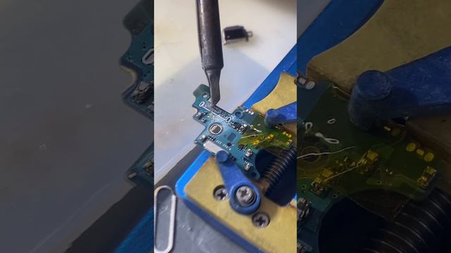 Почему не заряжается Samsung s21?🤔 смотреть онлайн