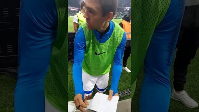 |Кирилл Панченко раздает автографы после матча| смотреть онлайн