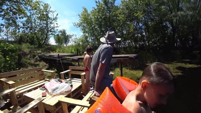 Обновка для беседки / Первый раз купаемся смотреть онлайн