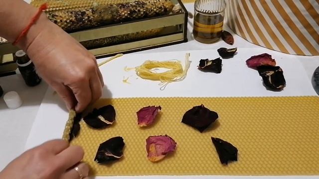 Свеча из вощины на гармонизацию отношений. С лепестками роз. смотреть онлайн