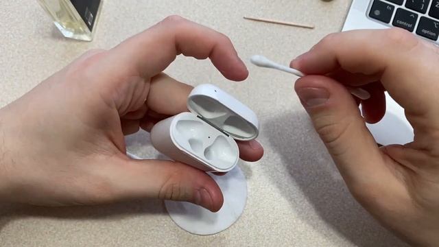 Чистим AirPods. Как я чищу AirPods? Очистка AirPods и AirPods Pro! смотреть онлайн