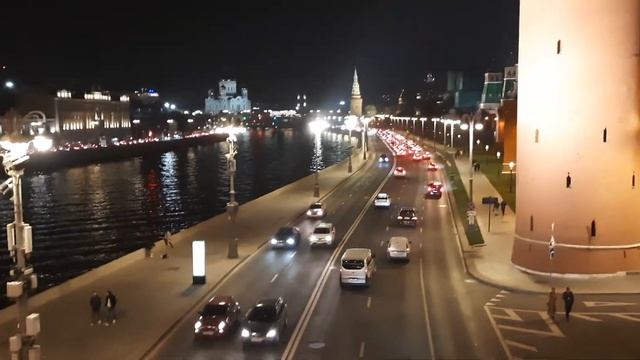 Кремлевская набережная ночью. Кремль города Москвы. Храм Христа Спасителя. смотреть онлайн