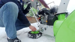 Снегоуборщик RedVerg RD 240 65 в работе  Как запустить бензиновый самоходный cнежник