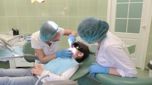 Чистка зубов у девочки - стоматология Ибн Сина
