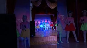 По улице идет весна