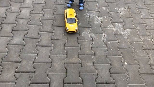 Кириллу подарили радиоуправляемую машинку/ устраиваем испытания машинке/ эксперименты с машинкой смотреть онлайн