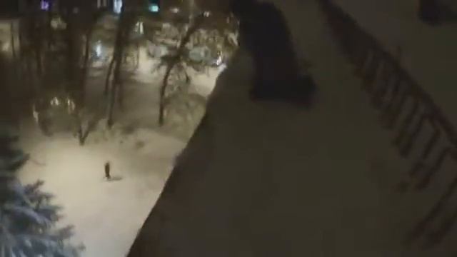 Очистка крыши от сосулек и льда смотреть онлайн