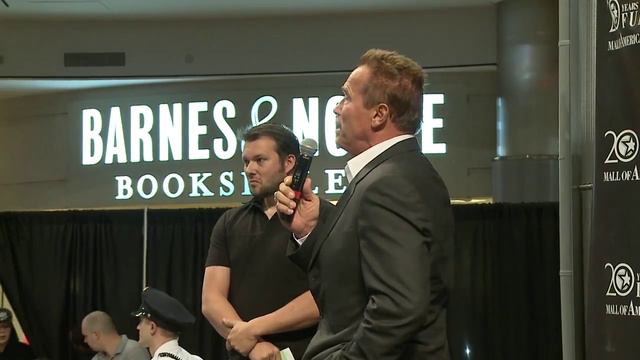 ARNOLD AT MOA HD смотреть онлайн