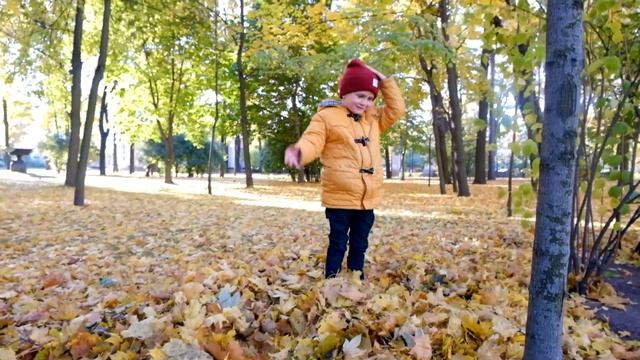 Funny Rob делает что хочет в осеннем парке безумные прыжки в листья Фанни Роб смотреть онлайн