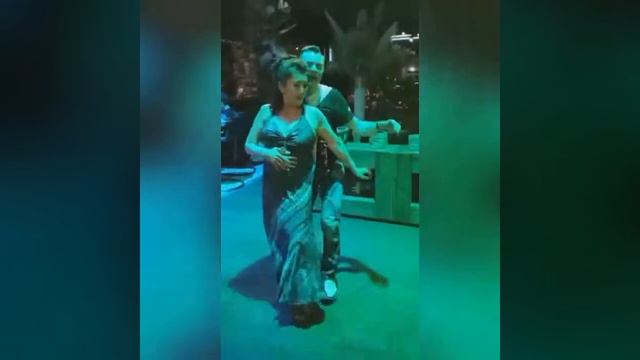 Романтичный танец в ресторане на Дне Рождения смотреть онлайн