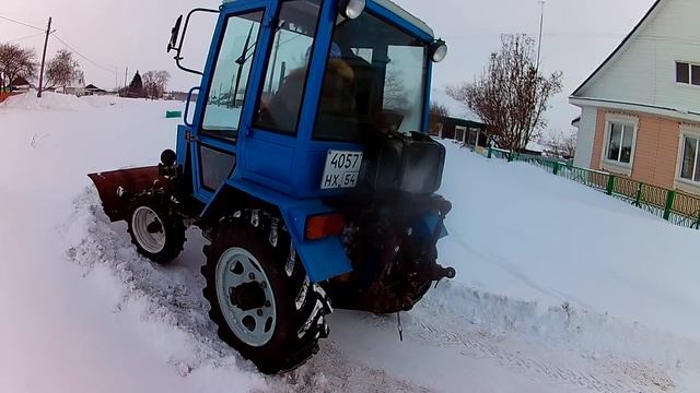 Чистка снега , вид с улицы. смотреть онлайн