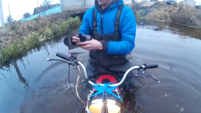 На мотоцикле по воде (Утопили мото) /motorcycle on water смотреть онлайн