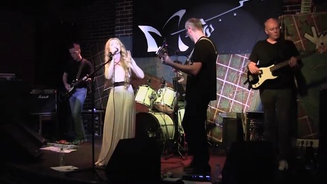 Песня про стаканы. Life концерт в клубе Glastonberry 5 июня 2022 года. смотреть онлайн