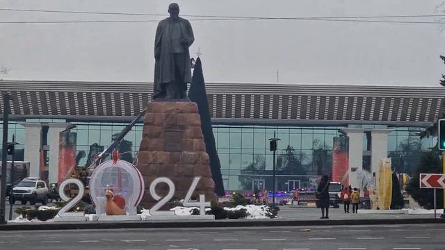 Алма-Ата. Установка Ёлки на площади им.Абая. Зажжение Елки в 19 00 ч 20 12 2023 пр Абая - Досты смотреть онлайн