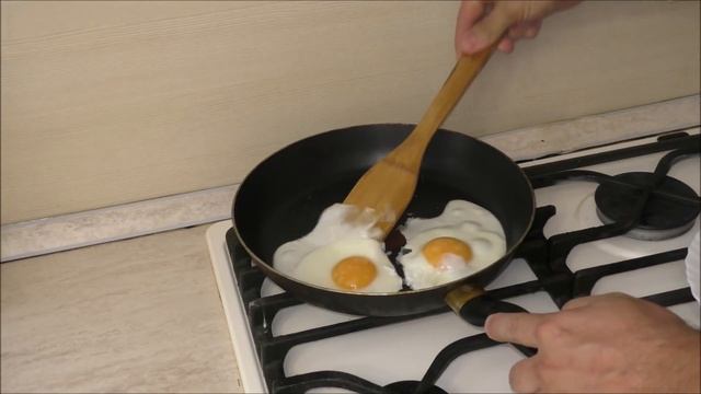 Как пожарить яичницу без масла смотреть онлайн