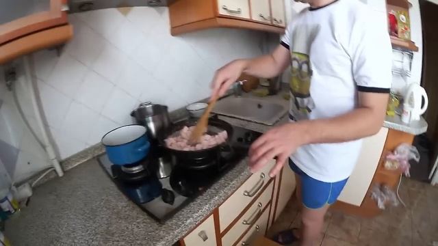 Самвел Адамян орудует яйцами, быстрый и почти полезный завтрак) смотреть онлайн