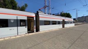 Скоростной поезд Тарпан ЭКр1-001 отправляется со станции Одесса-Главная