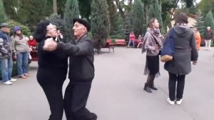 ОДНА КАЛИНА! ТАНЦЫ В ПАРКЕ ГОРЬКОГО ХАРЬКОВ МИРНЫЙ.mp4