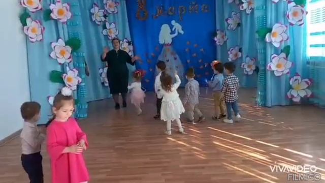 В детском саду прошёл утренник. смотреть онлайн