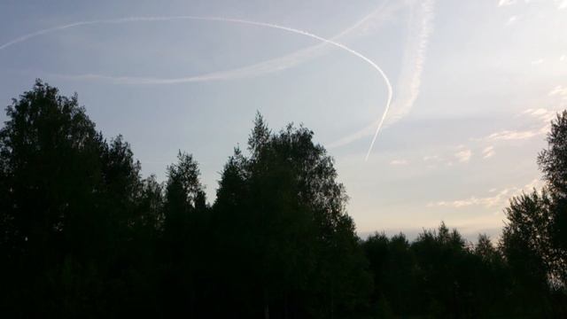 Круги в небе! Самолёт перед посадкой вырабатывает лишнее топливо! смотреть онлайн