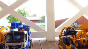 Трактор и Самосвал - Погрузчик BRUDER. Алекс помогает трактору Видео про машинки