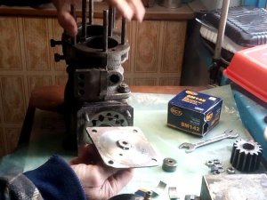 Система смазки воздушного компрессора ЗИЛ 130 с встроенным маслонасосом