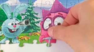 Крош на самокате, а Ёжик с подзорной трубой. Собираем пазл Смешарики. Для детей с 3 лет..mp4