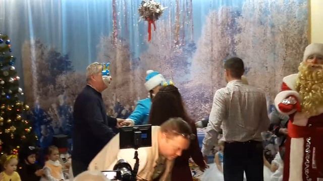 Утренник в саду. НГ 2018. Дед Мороз. Танец родителей смотреть онлайн