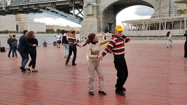 Бачата в парке Горького на набережной смотреть онлайн