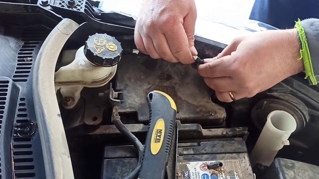 FORD FIESTA 2017 NO FUNCIONAN ? LAVAPARABRISA... bidón limpia roto?????SOLUCIÓN? ✅ смотреть онлайн