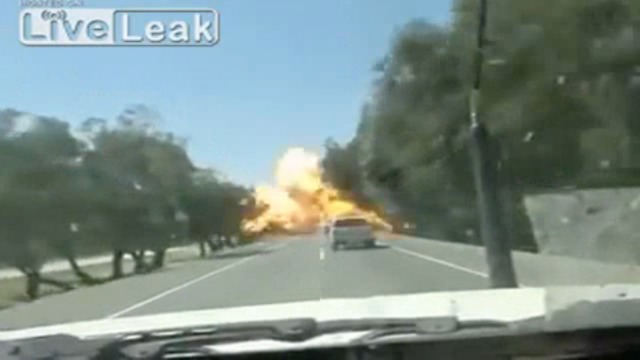 Внезапный взрыв на дороге смотреть онлайн