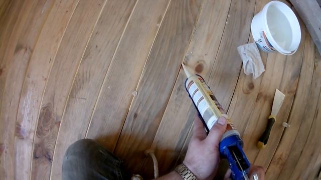 Заделка щелей между половыми досками при помощи герметика по дереву. смотреть онлайн